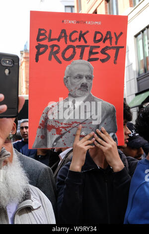 Aldwych, Londra, Regno Unito. Il 15 agosto 2019. Il Kashmir protesta al di fuori dell'Alta Commissione Indiana a Londra dal Pakistan sostenitori. Credito: Matteo Chattle/Alamy Live News Foto Stock