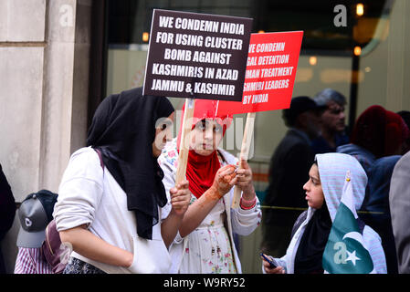 Aldwych, Londra, Regno Unito. Il 15 agosto 2019. Il Kashmir protesta al di fuori dell'Alta Commissione Indiana a Londra dal Pakistan sostenitori. Credito: Matteo Chattle/Alamy Live News Foto Stock