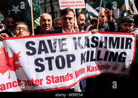 Aldwych, Londra, Regno Unito. Il 15 agosto 2019. Il Kashmir protesta al di fuori dell'Alta Commissione Indiana a Londra dal Pakistan sostenitori. Credito: Matteo Chattle/Alamy Live News Foto Stock