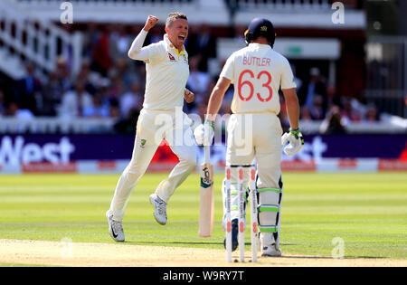 Australia Peter Siddle celebra tenendo il paletto di Inghilterra del Jos Buttler (a destra), catturati da Tim Paine, durante il giorno due di ceneri Test match al Signore, Londra. Foto Stock