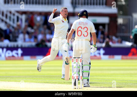 Australia Peter Siddle celebra tenendo il paletto di Inghilterra del Jos Buttler (a destra), catturati da Tim Paine, durante il giorno due di ceneri Test match al Signore, Londra. Foto Stock