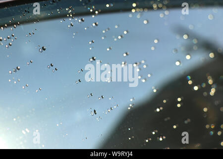 Le goccioline di acqua che si trovano sulla superficie del vetro. Gocce di acqua sulla superficie della vettura. Foto Stock