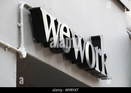 Digital Signage al di fuori del co-Ufficio di lavoro Gruppo di spazio, WeWork, a Chapel Street, Londra. Foto Stock