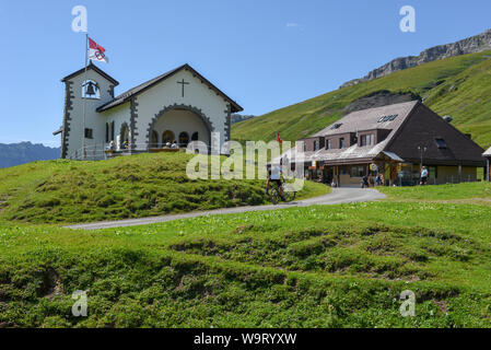 Tannen, Svizzera - 4 August 2019: persone escursionismo a Tannen over engelberg sulle alpi svizzere Foto Stock