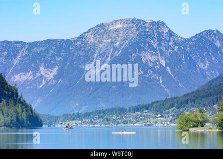 Grundlsee: lago Grundlsee estremità orientale a Gößl, storico nave passeggeri "Rudolf', vista da ovest a villaggio Grundlsee e montagna Zinken in Ausseerland- Foto Stock