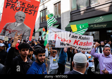 Aldwych, Londra, Regno Unito. Il 15 agosto 2019. Il Kashmir protesta al di fuori dell'Alta Commissione Indiana a Londra dal Pakistan sostenitori. Credito: Matteo Chattle/Alamy Live News Foto Stock