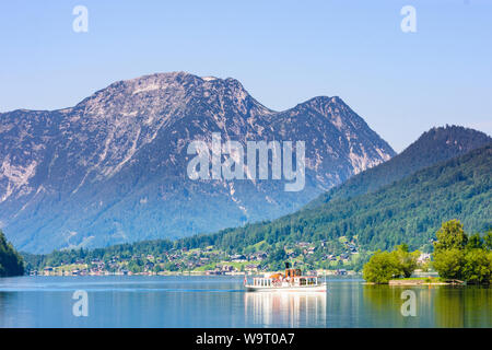 Grundlsee: lago Grundlsee estremità orientale a Gößl, storico nave passeggeri "Rudolf', vista da ovest a villaggio Grundlsee e montagna Zinken in Ausseerland- Foto Stock