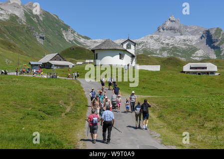 Tannen, Svizzera - 4 August 2019: persone escursionismo a Tannen over engelberg sulle alpi svizzere Foto Stock