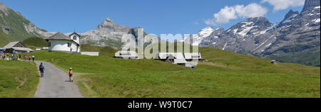 Tannen, Svizzera - 4 August 2019: persone escursionismo a Tannen over engelberg sulle alpi svizzere Foto Stock