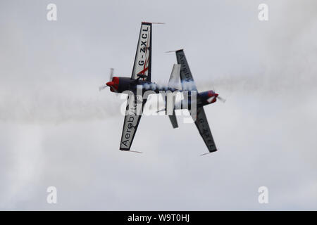 Eastbourne, Regno Unito.15 ago 2019. Regno Unito meteo.Il Airbourne air show prende il via con le lame divertente la folla.Airbourne corre per 4 giorni ed è più grande del Regno Unito airshow libero. Eastbourne, East Sussex, Regno Unito.Credit:Ed Brown/Alamy Live News. Foto Stock