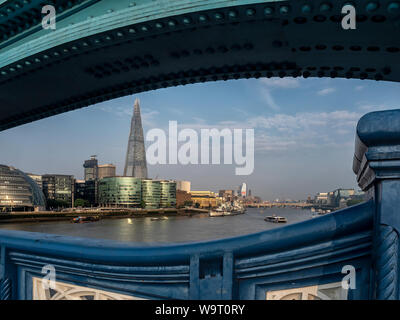 LONDRA, UK - 26 LUGLIO 2018: Più skyline di Londra e la Shard visto attraverso le travi del Tower Bridge Foto Stock