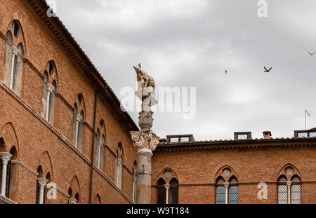 Statua di Romolo e Remo con il lupo, vicino al Duomo di Siena, Italia Foto Stock