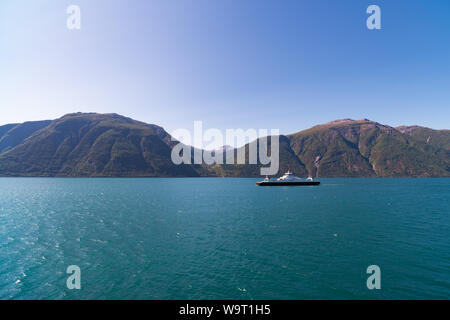 Bellissima vista sul Sognefjord in Norvegia con un traghetto in background Foto Stock