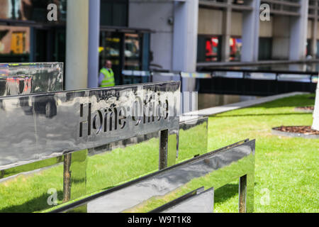 Londra, UK, 15 Agosto, 2019. In scena a Marsham Street, al di fuori della Home Office di Westminster, come la polizia rispondere alle segnalazioni di un accoltellato. Foto Stock