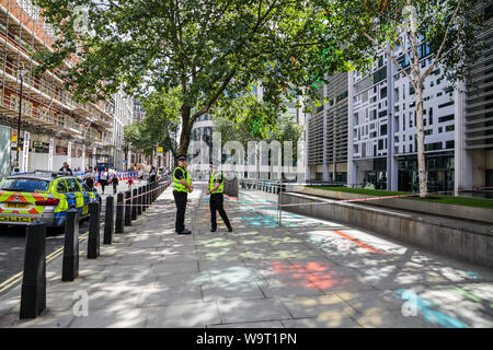 Londra, UK, 15 Agosto, 2019. In scena a Marsham Street, al di fuori della Home Office di Westminster, come la polizia rispondere alle segnalazioni di un accoltellato. Foto Stock