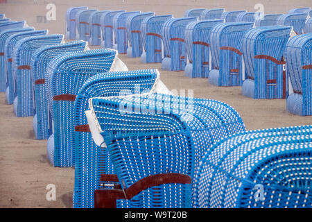 Sedie a sdraio in vimini blu, cesti di vimini di fila sulla spiaggia sabbiosa di Warnemunde Rostock, Germania Foto Stock