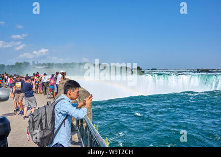 Cascate DEL NIAGARA, CANADA - Luglio 25, 2019: Persone tenendo selfie sopra le Cascate del Niagara in una bella chiara giornata di sole. Vista canadese. Le Cascate del Niagara sono tre Foto Stock