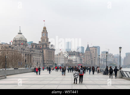 Il Bund (Waitan), il fiume Huangpu e dello skyline di Pudong all'inizio di marzo 2019 quando la AQI (indice di qualità dell'aria) è stato di oltre 200, Shanghai, Cina Foto Stock