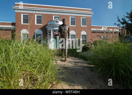 A GRANDEZZA NATURALE statua in bronzo di John F. Kennedy (JFK) dallo scultore David Lewis di fronte al Museo JFK in Hyannis, Massachusetts. Foto Stock