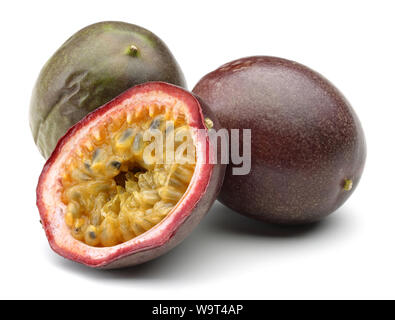 Intero e metà passione frutta isolato su sfondo bianco Foto Stock