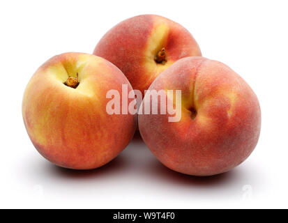 Tre pesche intero isolato su sfondo bianco Foto Stock