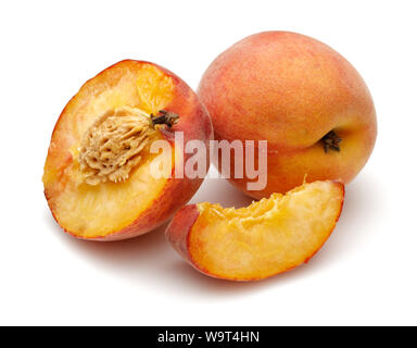 Intero e fette di frutta pesche isolati su sfondo bianco Foto Stock
