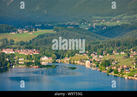Grundlsee: lago Grundlsee, vista da ovest a villaggio Grundlsee in Ausseerland-Salzkammergut, Steiermark, Stiria, Austria Foto Stock