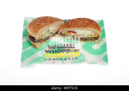 Burger King Whopper impossibile con il formaggio tagliato a metà sull'involucro mostra vegetariano, impianto basato, carne sandwich gratis Foto Stock