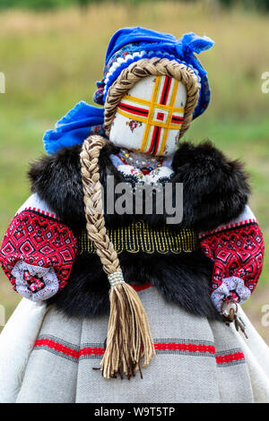 Bila Tserkva Ucraina - Ucraina 08.03.2019 doll-motanka o rag doll. Prodotti tessili artigianali bambola, tradizioni artigianali dell'Ucraina Foto Stock