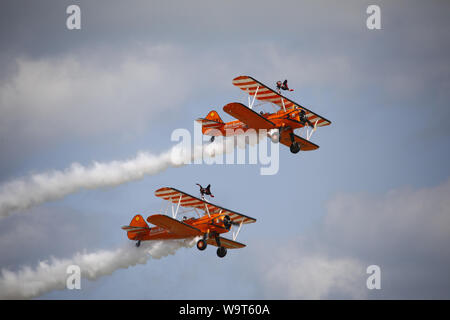 Eastbourne, Regno Unito.15 ago 2019. Regno Unito meteo.Il Airbourne air show prende il via con l'Acrobazia wingwalkers super divertente la folla.Airbourne corre per 4 giorni ed è più grande del Regno Unito airshow libero. Eastbourne, East Sussex, Regno Unito.Credit:Ed Brown/Alamy Live News Foto Stock