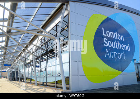 Edificio del terminal dell'aeroporto Southend di Londra, Southend on Sea, Essex, Regno Unito. Parole. Nome dell'aeroporto. Titoli. Logo, marchio. Foto Stock