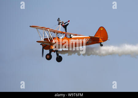 Eastbourne, Regno Unito.15 ago 2019. Regno Unito meteo.Il Airbourne air show prende il via con l'Acrobazia wingwalkers super divertente la folla.Airbourne corre per 4 giorni ed è più grande del Regno Unito airshow libero. Eastbourne, East Sussex, Regno Unito.Credit:Ed Brown/Alamy Live News Foto Stock