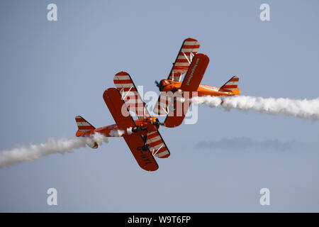 Eastbourne, Regno Unito.15 ago 2019. Regno Unito meteo.Il Airbourne air show prende il via con l'Acrobazia wingwalkers super divertente la folla.Airbourne corre per 4 giorni ed è più grande del Regno Unito airshow libero. Eastbourne, East Sussex, Regno Unito.Credit:Ed Brown/Alamy Live News Foto Stock