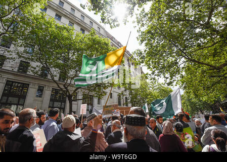 Londra, Regno Unito. Il 15 agosto 2019. Migliaia di manifestanti, molti sventolando Pakistani e bandiere del Kashmir, raccogliere al di fuori dell'Alta Commissione Indiana in Aldwych, su ciò che si chiama giornata nera, per stare in solidarietà con il popolo del Kashmir. Primo Ministro indiano Narendra Modi espresso un giorno di indipendenza discorso evidenziando la sua decisione di rimuovere i diritti speciali del Kashmir come una regione autonoma. Credito: Stephen Chung / Alamy Live News Foto Stock