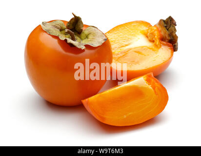 Intero e affettato persimmon maturi frutti isolati su sfondo bianco Foto Stock