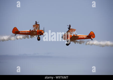 Eastbourne, Regno Unito.15 ago 2019. Regno Unito meteo.Il Airbourne air show prende il via con l'Acrobazia wingwalkers super divertente la folla.Airbourne corre per 4 giorni ed è più grande del Regno Unito airshow libero. Eastbourne, East Sussex, Regno Unito.Credit:Ed Brown/Alamy Live News Foto Stock