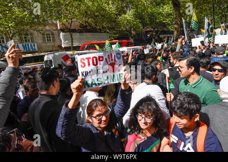 Londra, Regno Unito. Il 15 agosto 2019. Migliaia di manifestanti, molti sventolando Pakistani e bandiere del Kashmir, raccogliere al di fuori dell'Alta Commissione Indiana in Aldwych, su ciò che si chiama giornata nera, per stare in solidarietà con il popolo del Kashmir. Primo Ministro indiano Narendra Modi espresso un giorno di indipendenza discorso evidenziando la sua decisione di rimuovere i diritti speciali del Kashmir come una regione autonoma. Credito: Stephen Chung / Alamy Live News Foto Stock