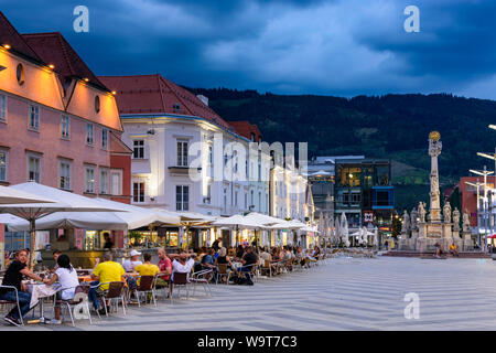 Leoben: piazza principale Hauptplatz, openair ristorante, la Colonna della Peste in Hochsteiermark, Steiermark, Stiria, Austria Foto Stock