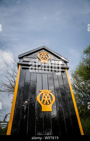 Legno vecchio Automobile Association AA casella telefono sull'isola di Jersey, Channel Island Foto Stock