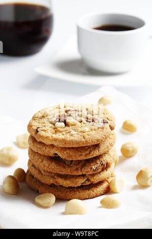 Il chip di cioccolato e macadamia cookies sul piatto impostato per la pausa caffè Foto Stock