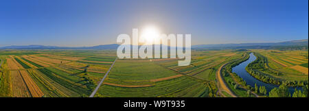 Panoramica vista aerea del fiume Cetina, Croazia Foto Stock