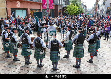 Glasgow, Regno Unito. Il 15 agosto 2019. Piping Live, pensato per essere il più grande celebrazione di cornamuse musica e bande di cornamuse continua ad attrarre un pubblico di grandi dimensioni e di intrattenimento con spettacoli gratuiti a Buchanan Street nel centro di Glasgow dal tubo internazionale di bande. Miscela belga pipe band effettuando in corrispondenza di passaggi di Buchanan, Glasgow Credit: Findlay/Alamy Live News Foto Stock