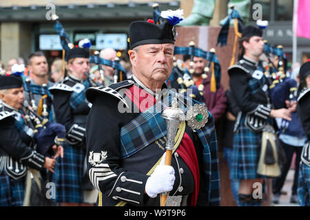 Glasgow, Regno Unito. Il 15 agosto 2019. Piping Live, pensato per essere il più grande celebrazione di cornamuse musica e bande di cornamuse continua ad attrarre un pubblico di grandi dimensioni e di intrattenimento con spettacoli gratuiti a Buchanan Street nel centro di Glasgow dal tubo internazionale di bande. Grande tamburo DAN KELLEY DA STATI UNITI D'AMERICA, con pifferi da Pipers Trail Band - una collettiva dal Royal Edinburgh Tattoo militare Credito: Findlay/Alamy Live News Foto Stock