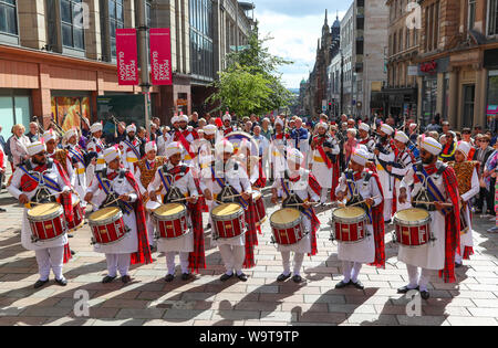 Glasgow, Regno Unito. Il 15 agosto 2019. Piping Live, pensato per essere il più grande celebrazione di cornamuse musica e bande di cornamuse continua ad attrarre un pubblico di grandi dimensioni e di intrattenimento con spettacoli gratuiti a Buchanan Street nel centro di Glasgow dal tubo internazionale di bande. Sri Dasmesh Pipe Band dalla Malaysia intrattenere. Credito: Findlay/Alamy Live News Foto Stock