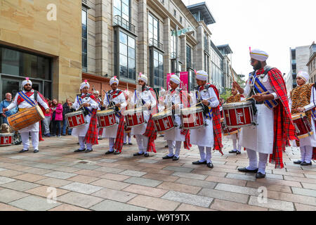 Glasgow, Regno Unito. Il 15 agosto 2019. Piping Live, pensato per essere il più grande celebrazione di cornamuse musica e bande di cornamuse continua ad attrarre un pubblico di grandi dimensioni e di intrattenimento con spettacoli gratuiti a Buchanan Street nel centro di Glasgow dal tubo internazionale di bande. Sri Dasmesh Pipe Band dalla Malaysia intrattenere. Credito: Findlay/Alamy Live News Foto Stock