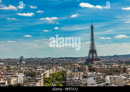 Vista aerea presso la Torre Eiffel preso dalla piattaforma di visualizzazione di Arc de Triomphe a Parigi, Francia Foto Stock