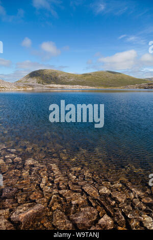 Guardando oltre al Corbett Meall avvisatore acustico con le acque blu di Lochan na Faoileige da Arkle, Sutherland la Scozia. Foto Stock