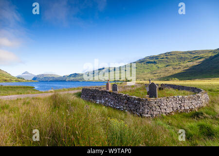 Una vecchia pietra cimitero racchiuso nei pressi di Loch più, Sutherland, Scozia. Foto Stock