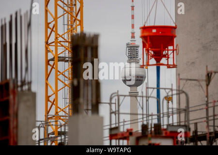 Berlino, Germania. Il 15 agosto, 2019. La Berlino torre della televisione può essere visto dietro un sito in costruzione tra Friedrichstraße e Oranienburger Straße. Credito: Christoph Soeder/dpa/Alamy Live News Foto Stock