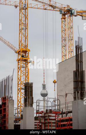 Berlino, Germania. Il 15 agosto, 2019. La Berlino torre della televisione può essere visto dietro un sito in costruzione tra Friedrichstraße e Oranienburger Straße. Credito: Christoph Soeder/dpa/Alamy Live News Foto Stock